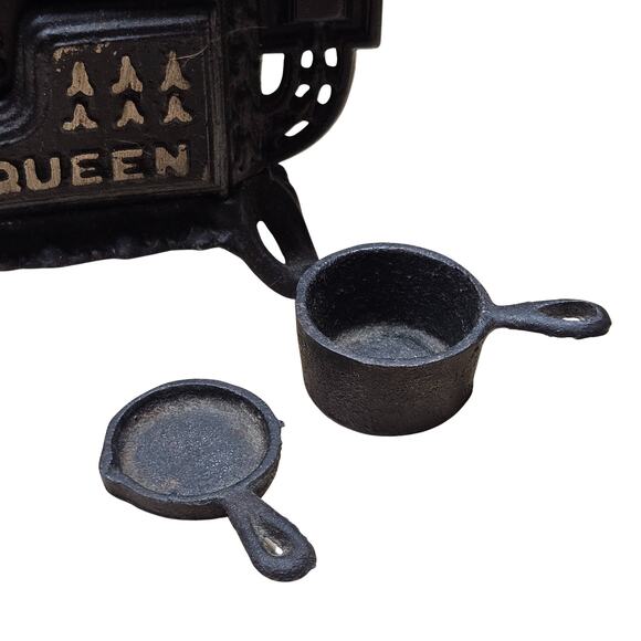 Vintage Queen Cast Iron Child's Toy Salesman Sample Stove Fry Pan Sauce Pan - Picture 6 of 11